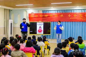 给身边的“雷锋”戴小红花 大学生带小朋友学雷锋图片