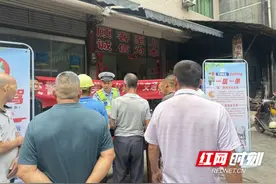 夏季平安行 交警赶集“摆摊”与群众话安全图片