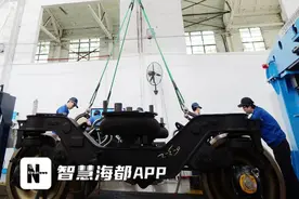 看！福州天车女司机“四两拨千斤”图片