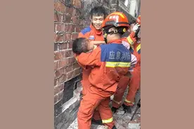 南宁7岁女孩被卡墙缝，危急时刻消防队员凿墙救援，结果……图片