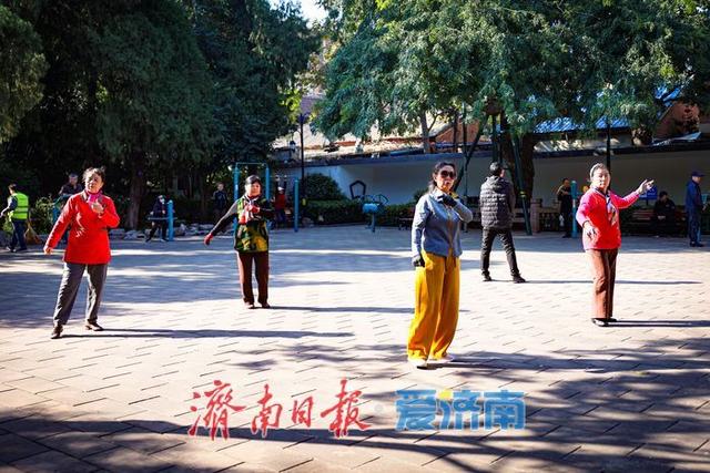济南中山公园晨光染秋意 休闲满园间