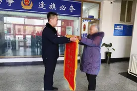 一次暖心的救助 一幕温情的瞬间图片