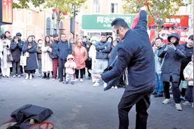 每周在济南街头开展“撂地”演出，他让“中国魔术”回到市井百姓身边图片