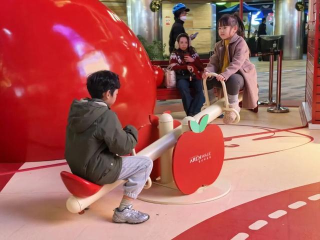 氛围感拉满！金虹桥商场化身“苹果小镇”