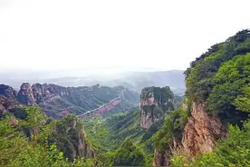 “乐”驾挂壁公路 游太行 穿绝壁 赏春花图片