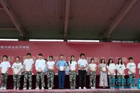 天津轻工职业技术学院举办2024级新生开学典礼暨军训开营仪式图片