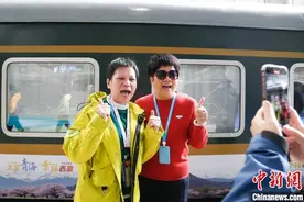 青海开行首趟直达西藏林芝旅游专列图片