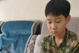 陕西一小孩哥送妈妈自制蚕丝扇，没想到引网友订购，妈妈：手快抡冒烟了图片