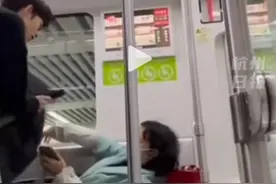 女子横躺占座玩手机，小伙化身“盖被侠”，别逼市民施“魔法”图片