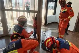 ​危险！儿童脚卡旋转门 消防紧急救援图片