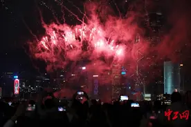 香港：维港烟火迎圣诞图片