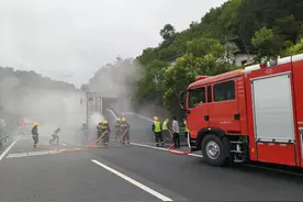 快递车高速上自燃 多方联动快速处置图片