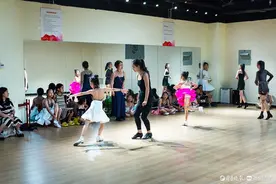 今视角 | 暑假学习拉丁舞的小女孩图片