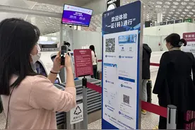 无需身份证也能乘机！深圳机场可一证（码）通行图片