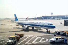 “十一”热门航班四排座被锁一排半，乘客吐槽“明珠经济舱不明珠”图片