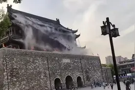 安徽凤阳鼓楼一侧瓦片脱落，当地已成立调查组！景区暂停运营图片