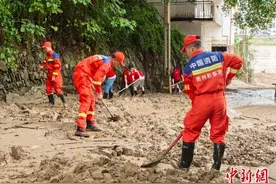 贵州榕江洪水渐退 消防救援人员全力投入清淤排涝工作图片
