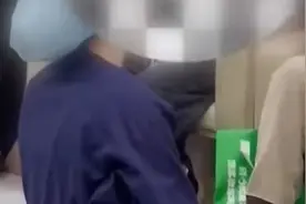 因拔针出血，上海一护士向患者下跪道歉！网友炸锅：凭啥？隔着屏幕都让人生气图片