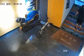 男子在楼梯上泼“机油”致3人摔倒，起因竟是楼上楼下两家商铺有纠纷，警方介入调查图片