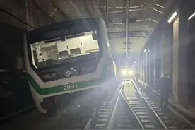 韩国首尔地铁2号线脱轨图片