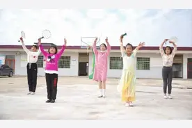 乡村小学女教师带孩子跳舞火出圈 她希望帮助留守儿童打开心扉图片