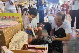 11岁男孩摆摊为患白血病妹妹筹措“救命钱”，好心人双倍价钱买下全部扇子图片