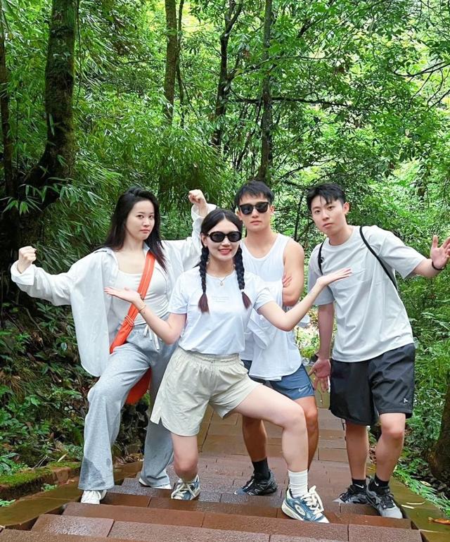 速速出发！邂逅瓦屋山【元气女团】的小姐姐们，一起清凉徒步！