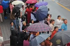 毛坦厂中学经典送考场面再现！头车车牌号寓意“考生顺利”图片