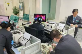 农行济南泺源无影山支行：一元纸币垒起金融服务新坐标，零钞高效兑换彰显为民初心图片