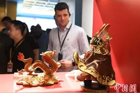 巴布亚新几内亚、马耳他外宾一行参观重庆十八梯传统风貌区图片