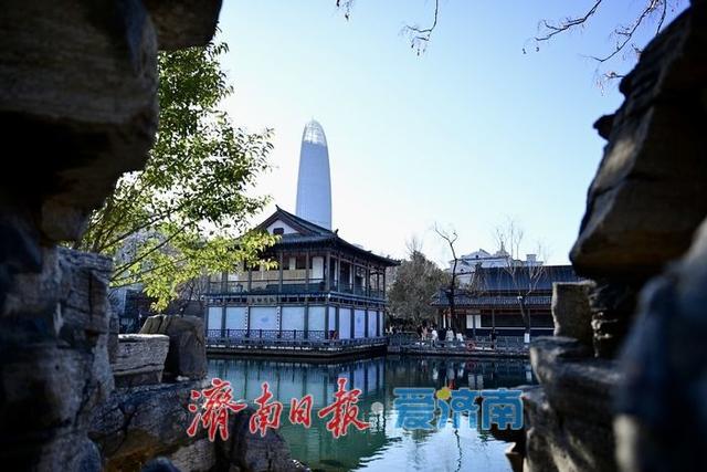 冬阳染泉色 五龙潭月牙泉静美醉游人