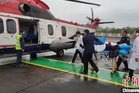 广西北海一名旅客岛上突发心梗 直升机紧急救援图片
