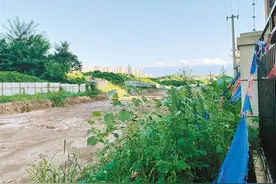 西安万科城润园小区东侧道路迟迟未修通 居民出行受影响图片