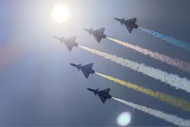 全新换装、全新动作！空军“八一”飞行表演队歼-10C劲舞蓝天图片