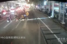 武汉街头众人紧急救助摔倒外卖小哥图片