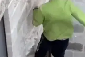 英国男子在意大利一处世界遗产上跑酷，把砖踩掉了图片