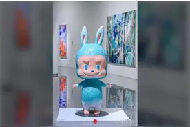 泡泡玛特一款初代LABUBU拍出108万元！创始人王宁成河南新首富，给母校捐了500万元图片