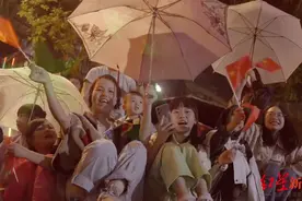 国庆氛围超燃！四川柳江古镇上千人合唱《歌唱祖国》图片