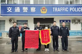 事发二环路！凌晨，轿车撞倒电动车后逃逸，警方：已抓获图片