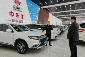 二手车商直播忙图片