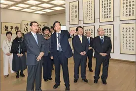 驻日本大使吴江浩参观“翰墨传薪——星弘道、苏士澍日中书法艺术交流展”图片