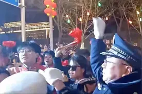 山西山阴县警民一起“蹦野迪”，回应：老传统了，每个单位都要出节目图片