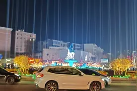 曲靖：璀璨灯光秀，欢乐迎新春图片