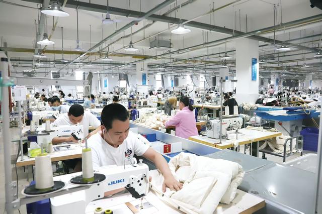 10万天门服装人“群凤还巢”，托起服装电商产值突破500亿｜活力中国调研行