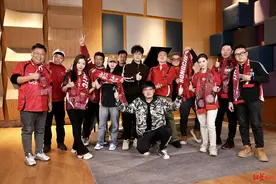 成都音乐人操刀，十名球迷演唱：《光荣与梦想》完整版，为蓉城新赛季献礼！图片