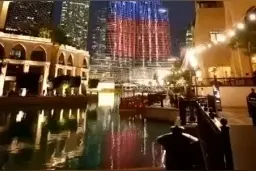 世界第一高楼哈利法塔亮灯支持俄罗斯 悼念莫斯科恐袭事件遇难者图片