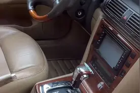 泰安市公务车拍卖，大众帕萨特最惹眼，自动挡要比手动挡内饰豪华图片