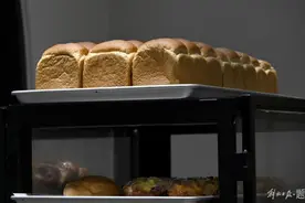 人民热评：每晚10点都扔掉？别让浪费成面包店的“显眼包”图片