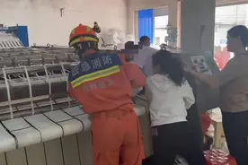 女子操作失误手臂被卡机器中，消防救援后将其送医图片