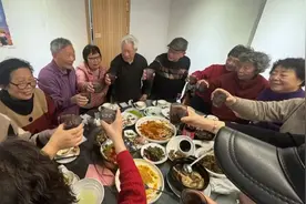 人均100出头，享受10小时两顿饭，还可以打牌或唱歌……上海阿姨：千万别倒闭图片